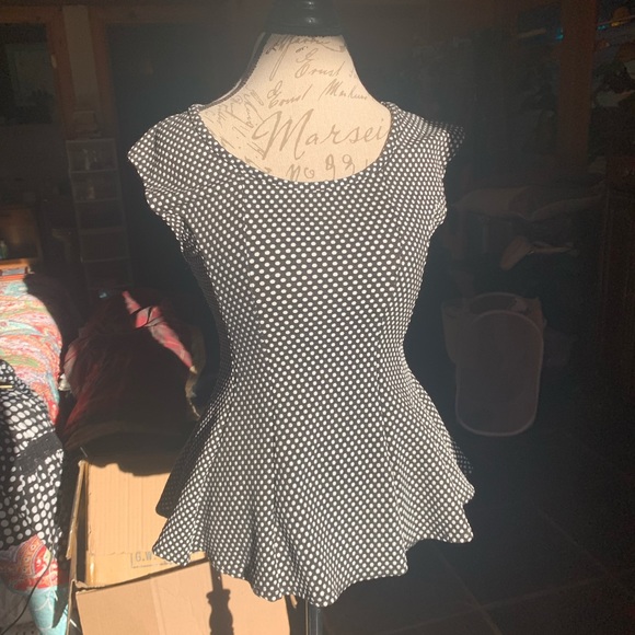 ‼️SOLD‼️Sleeveless Blouse w Raised PolkaDots & Flared Bottom Flattering! - Picture 7 of 13
